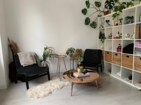 Bright White Studio Flat & easy access to London